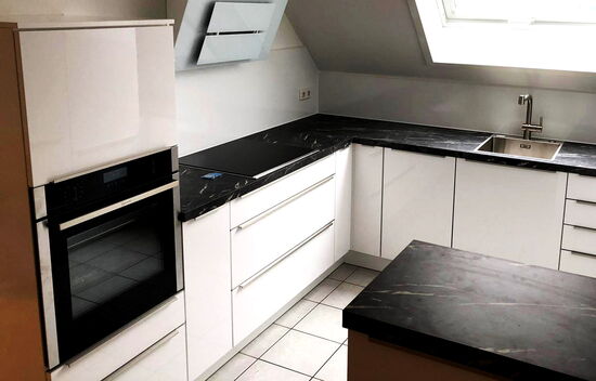 Küche mit Dachschräge